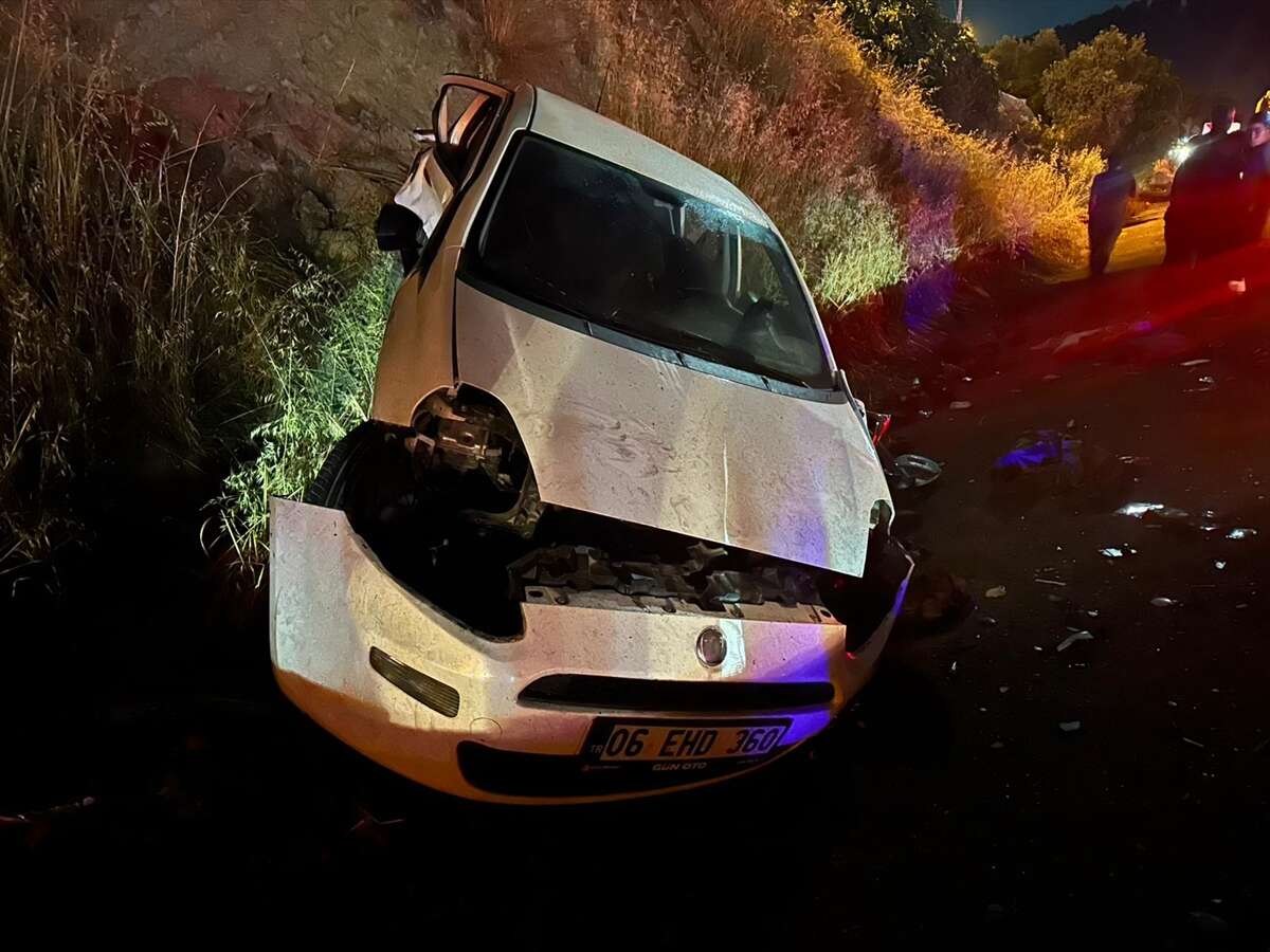 4 aracın karıştığı zincirleme kazada can pazarı: 4 ölü, 11 yaralı 17