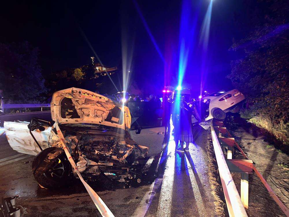 4 aracın karıştığı zincirleme kazada can pazarı: 4 ölü, 11 yaralı 1