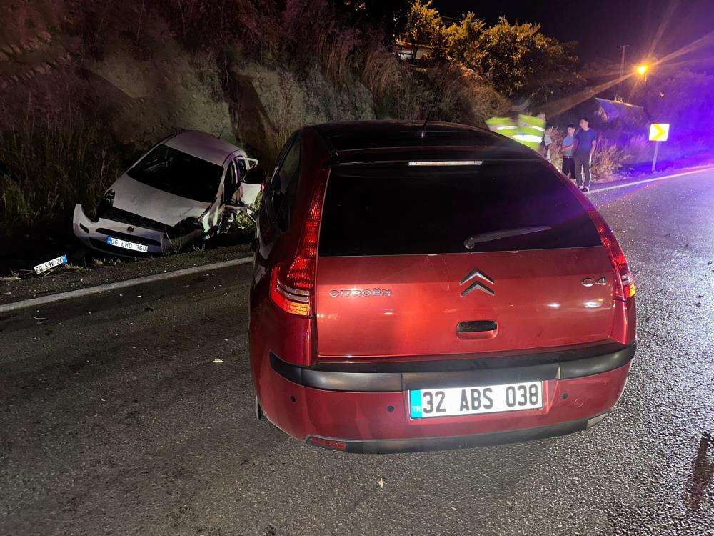 4 aracın karıştığı zincirleme kazada can pazarı: 4 ölü, 11 yaralı 4