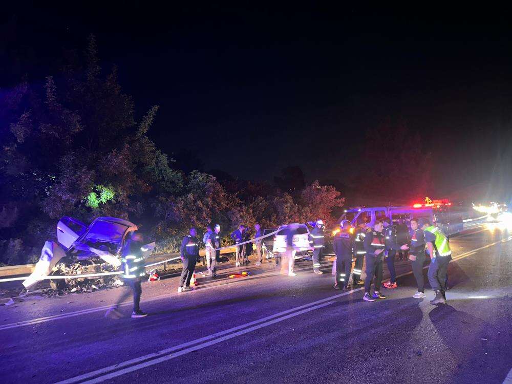 4 aracın karıştığı zincirleme kazada can pazarı: 4 ölü, 11 yaralı 5