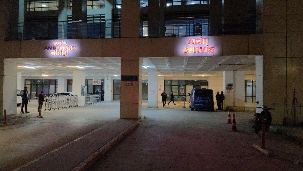 Askeri araç duvara çarptı, 2 asker yaralandı 4