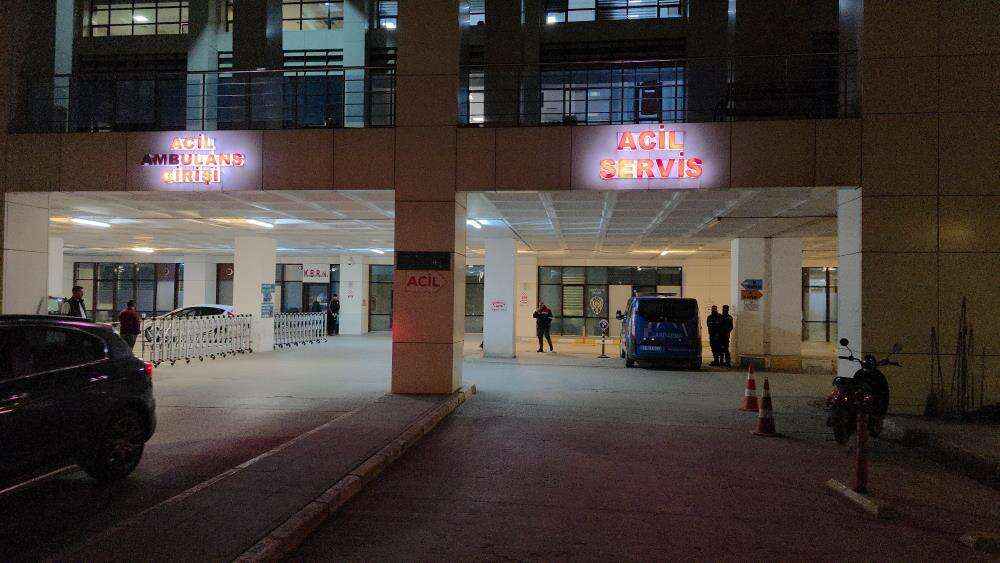 Askeri araç duvara çarptı, 2 asker yaralandı 1