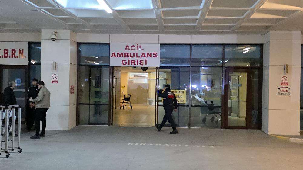 Askeri araç duvara çarptı, 2 asker yaralandı 5