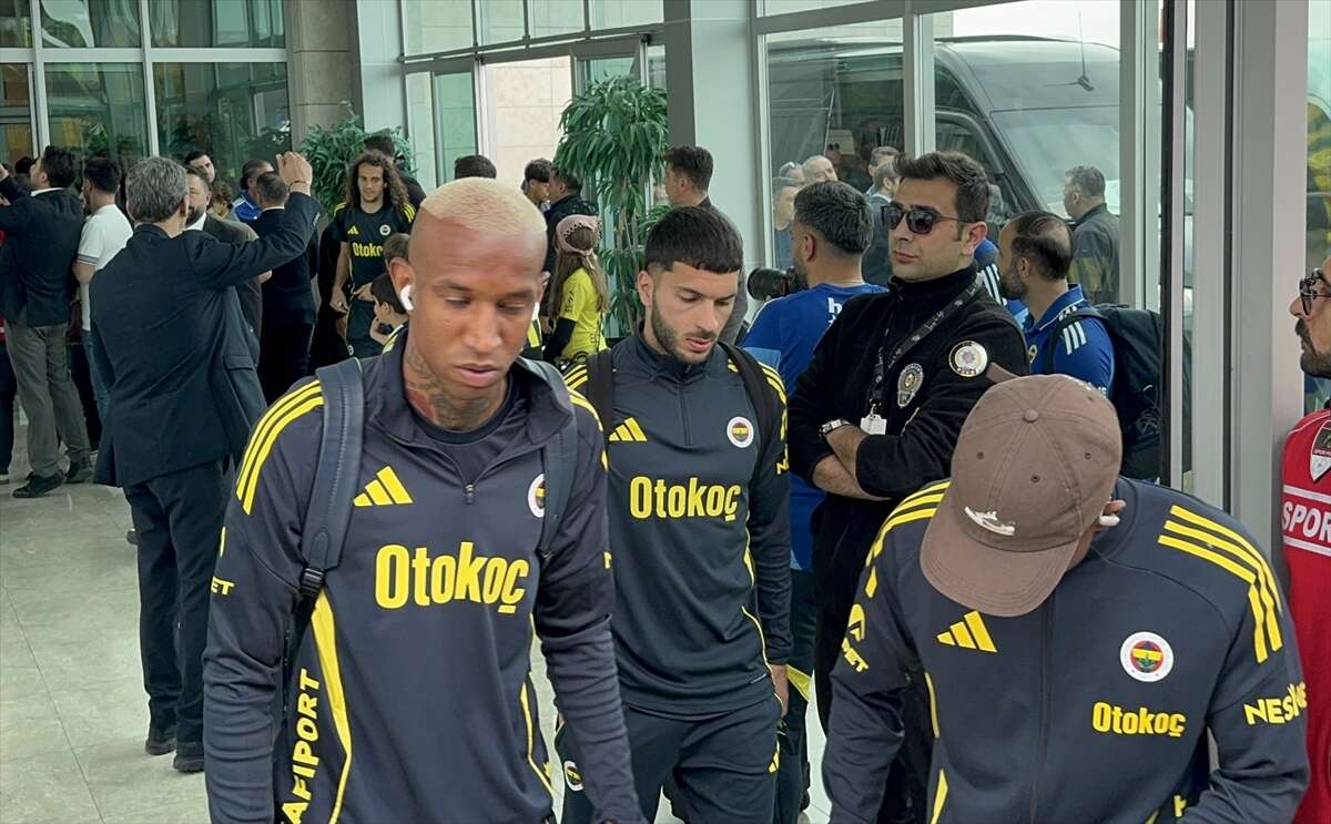 Fenerbahçe kafilesi Konya’ya geldi, taraftar böyle karşıladı 4