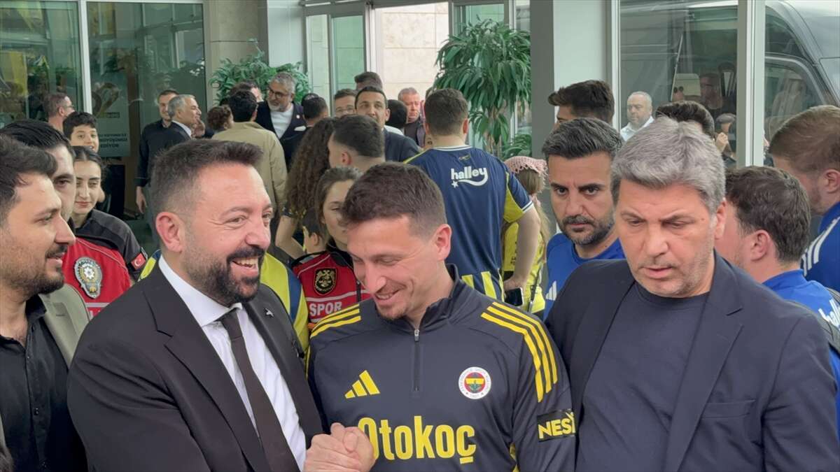 Fenerbahçe kafilesi Konya’ya geldi, taraftar böyle karşıladı 6