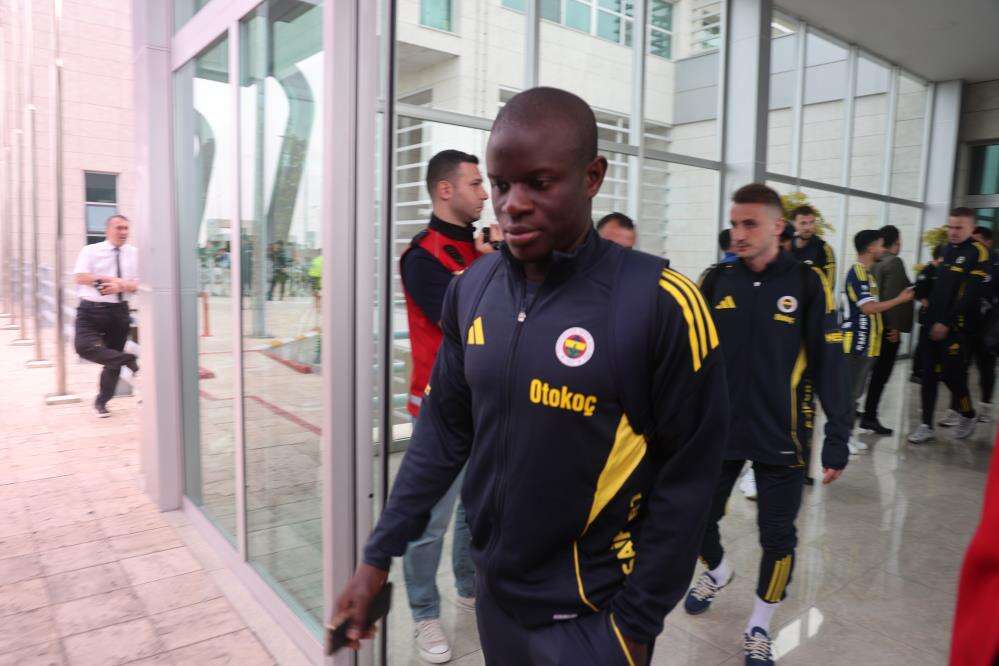 Fenerbahçe kafilesi Konya’ya geldi, taraftar böyle karşıladı 9
