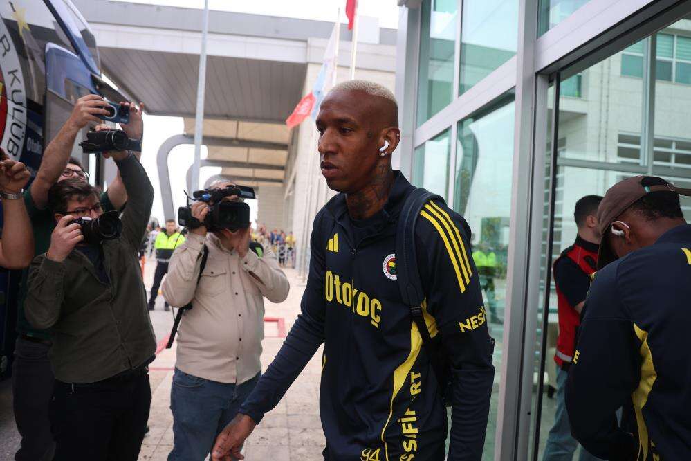 Fenerbahçe kafilesi Konya’ya geldi, taraftar böyle karşıladı 11