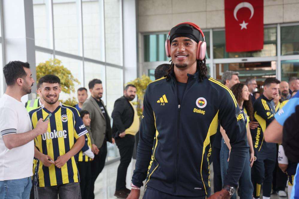 Fenerbahçe kafilesi Konya’ya geldi, taraftar böyle karşıladı 12