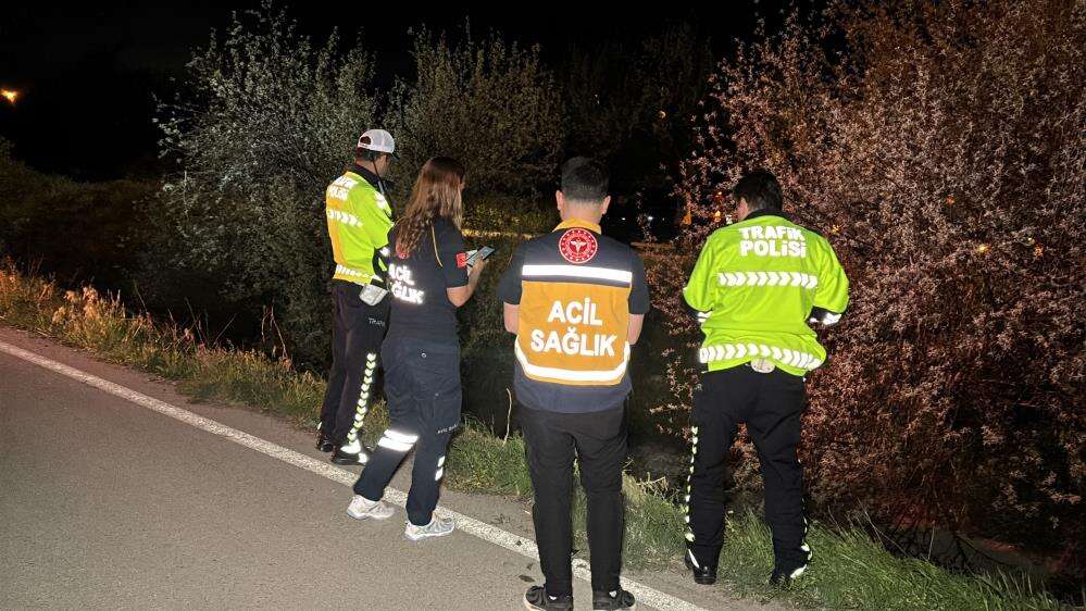 Otomobil sulama kanalına uçtu! Ekipler araçtaki 2 kişiyi aradı 8