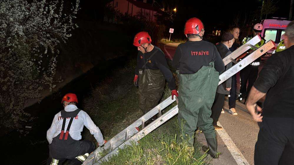 Otomobil sulama kanalına uçtu! Ekipler araçtaki 2 kişiyi aradı 9