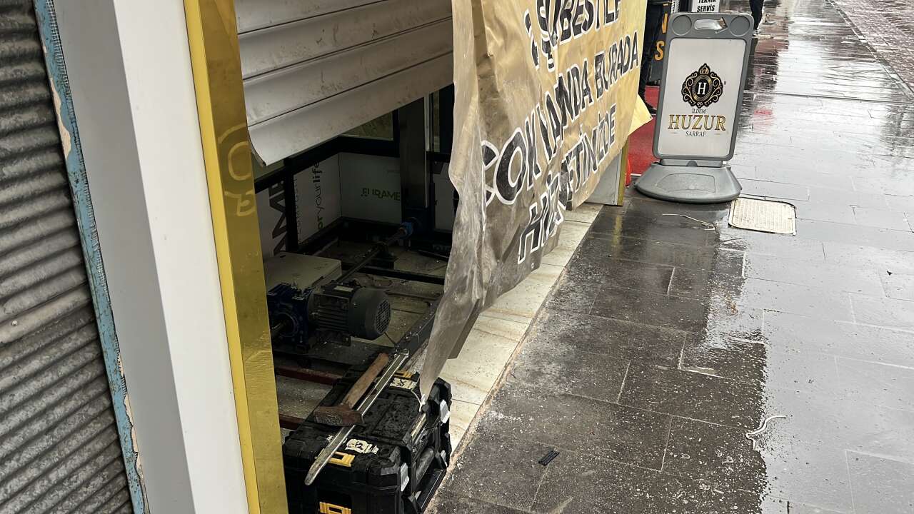 Forkliftle kuyumcu soyup eşekle kaçmıştı! Dünyada viral olan hırsıza 9 yıl hapis 1