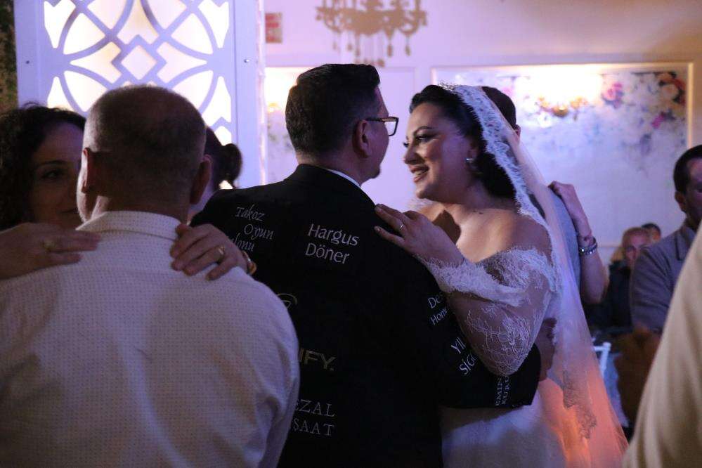 Görenleri hayrete düşüren düğün! Damat, masraflara ilginç bir çözüm buldu 1