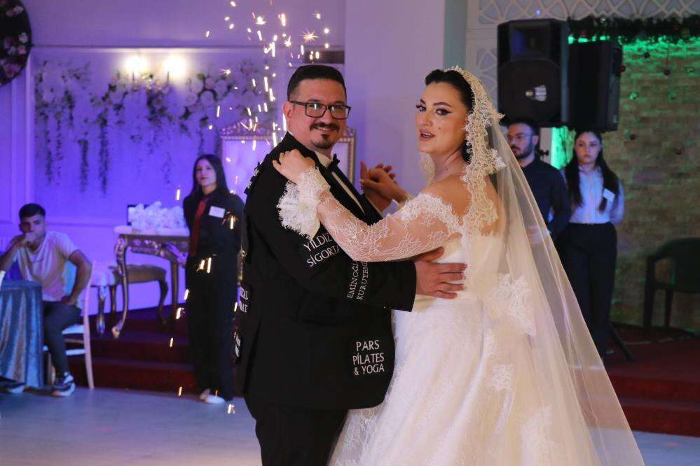 Görenleri hayrete düşüren düğün! Damat, masraflara ilginç bir çözüm buldu 9