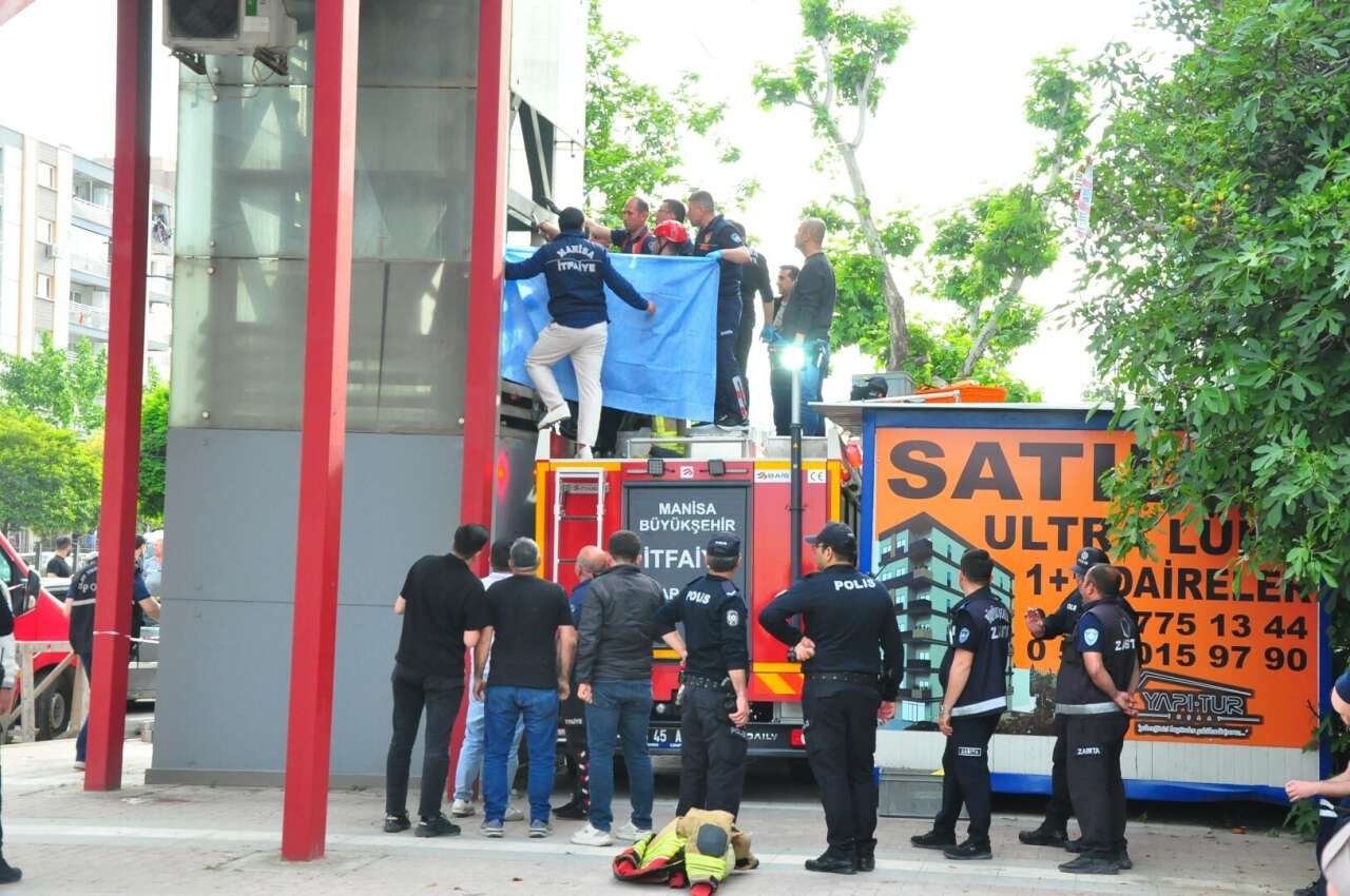 Üst geçit asansöründe feci ölüm! 2 çocuk babası hayatını kaybetti 5