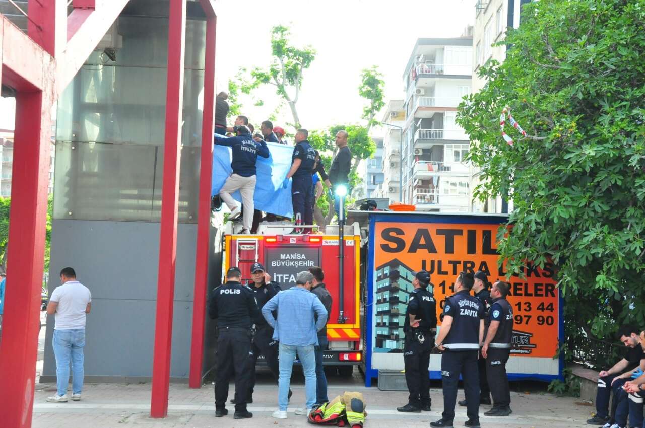 Üst geçit asansöründe feci ölüm! 2 çocuk babası hayatını kaybetti 4