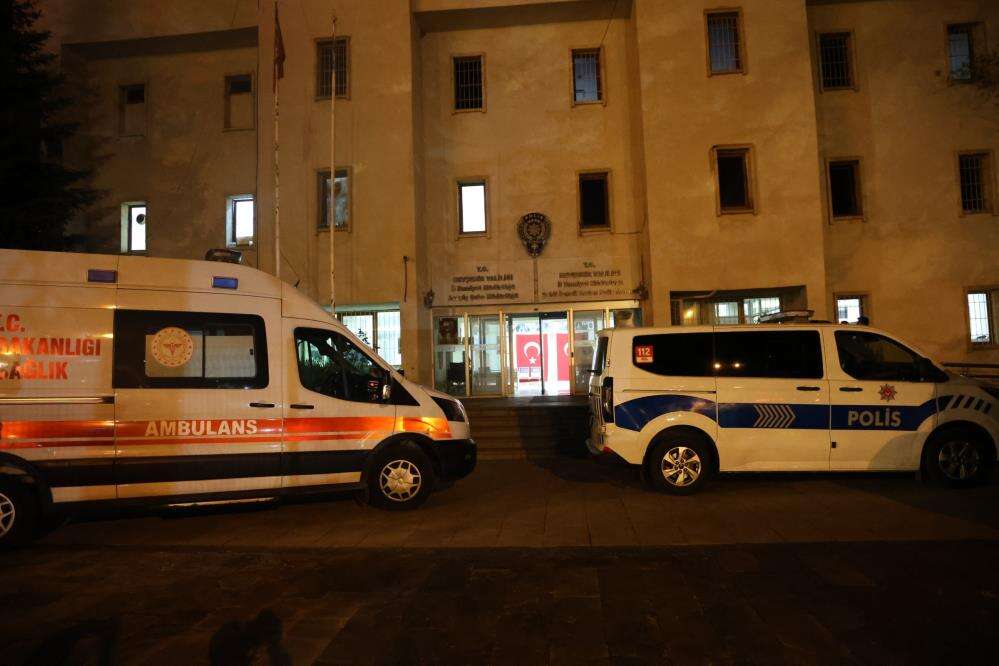 Ambulans çağırdıkları evde bıçaklı kavga çıktı, sağlık ekipleri mahsur kaldı 7