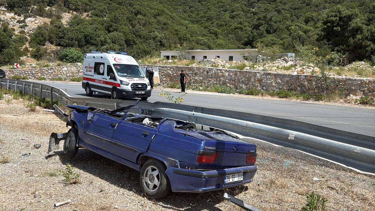 Bariyere giren araç bu hale geldi, sürücü sağ kurtuldu 1
