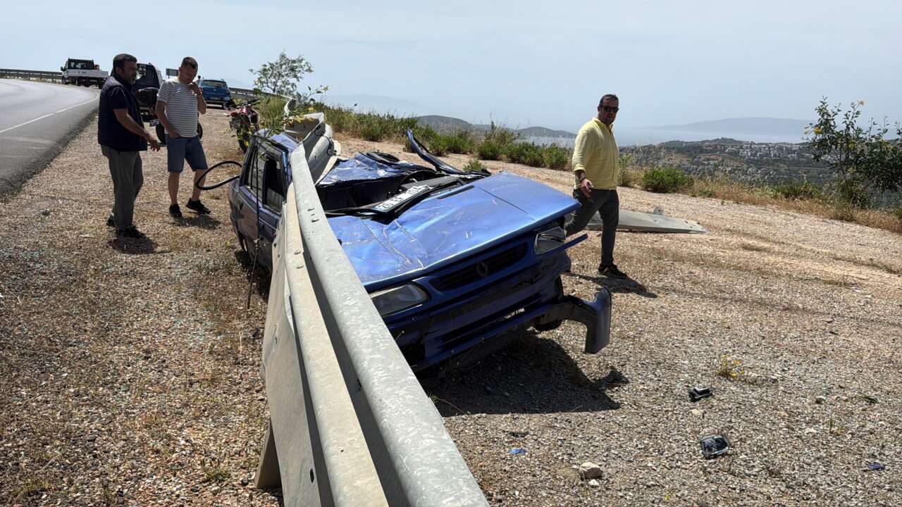 Bariyere giren araç bu hale geldi, sürücü sağ kurtuldu 4