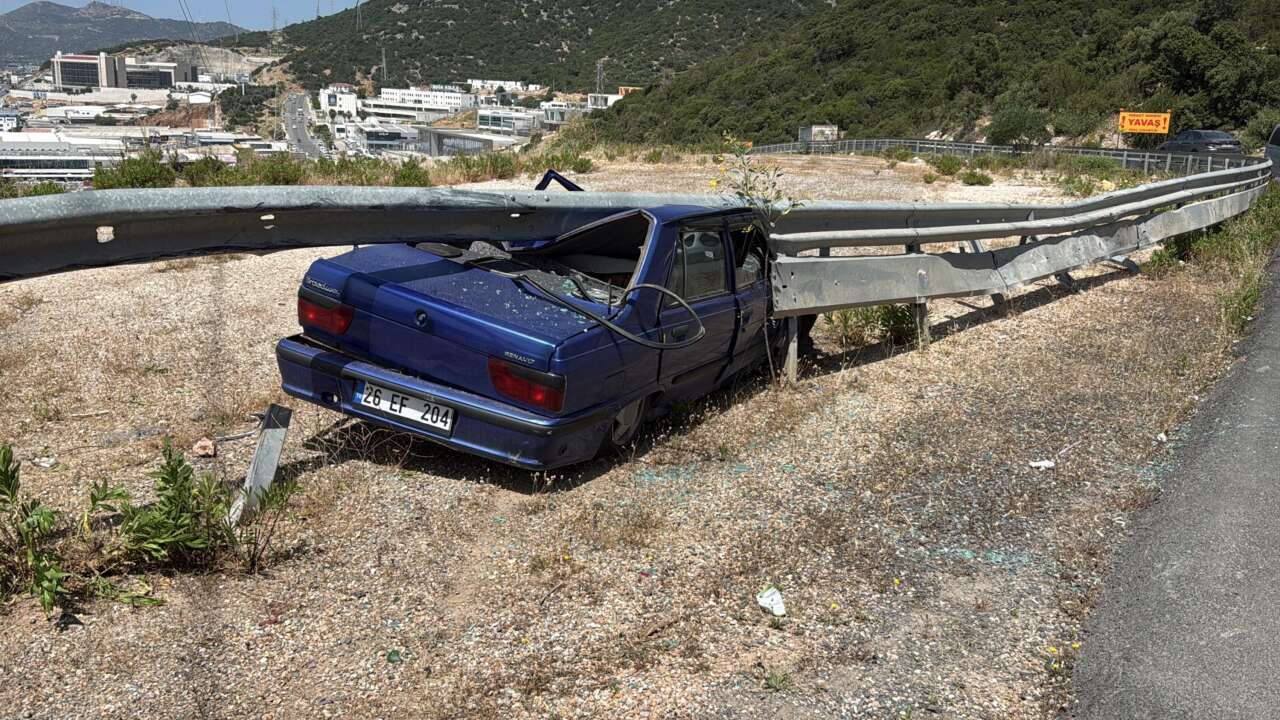 Bariyere giren araç bu hale geldi, sürücü sağ kurtuldu 2