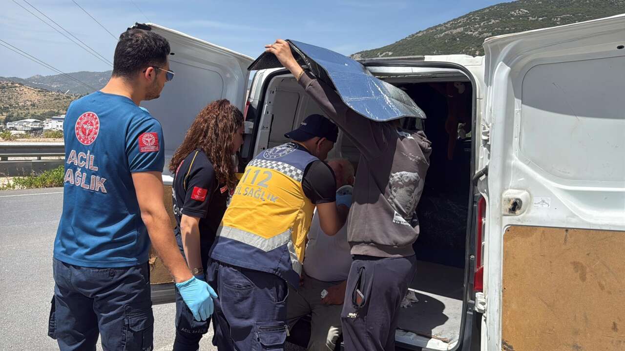 Bariyere giren araç bu hale geldi, sürücü sağ kurtuldu 7