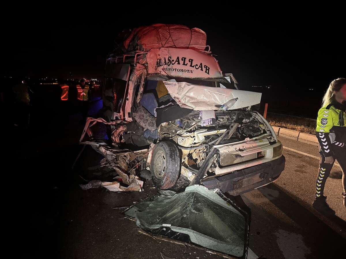 Konya yolunda işçi taşıyan minibüs TIR’a çarptı! Çok sayıda yaralı var 1