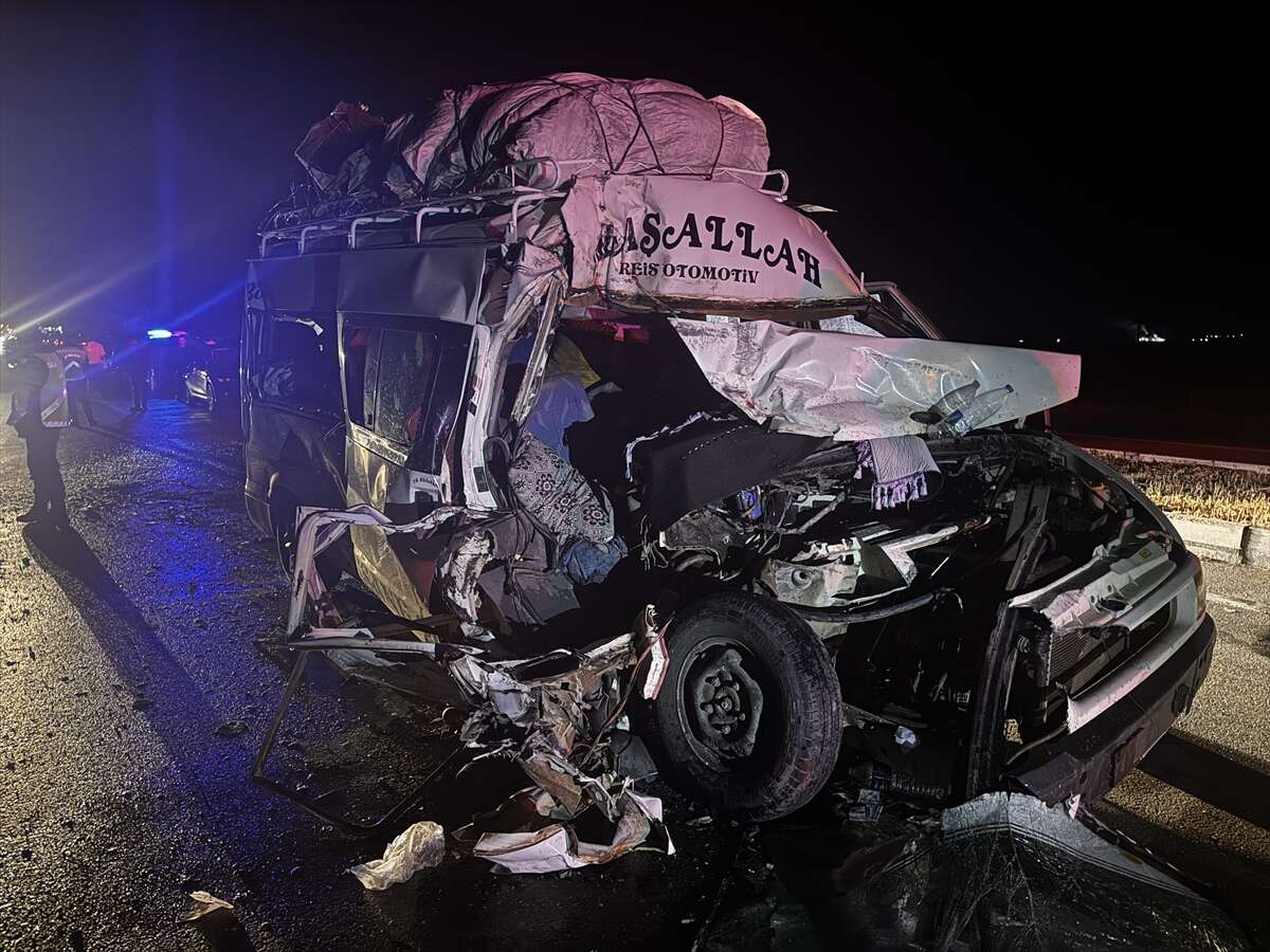 Konya yolunda işçi taşıyan minibüs TIR’a çarptı! Çok sayıda yaralı var 3