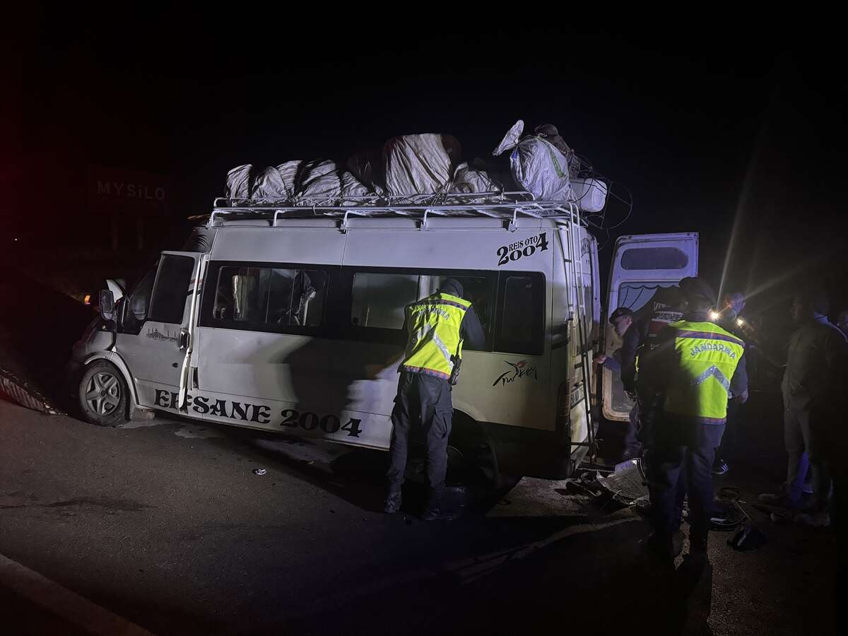 Konya yolunda işçi taşıyan minibüs TIR’a çarptı! Çok sayıda yaralı var 7
