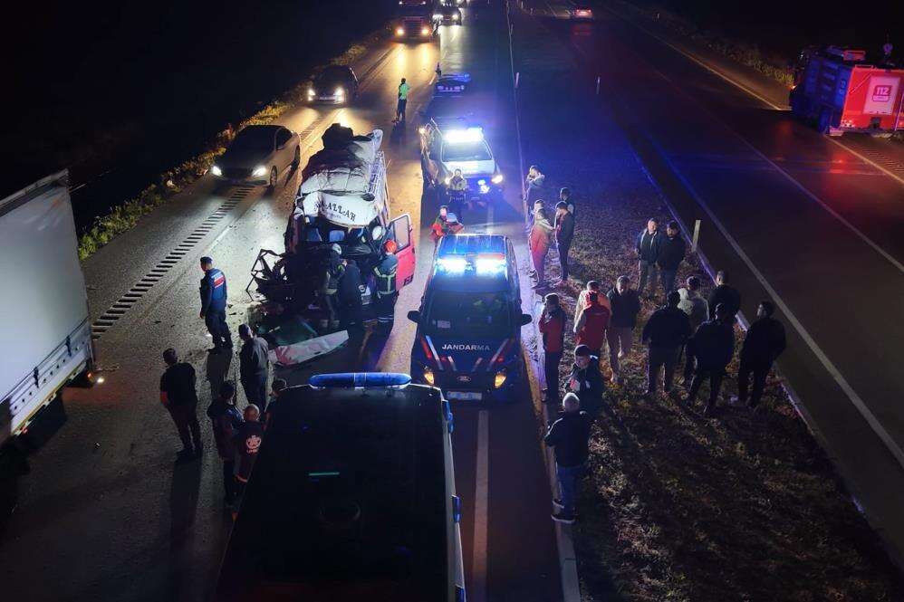 Konya yolunda işçi taşıyan minibüs TIR’a çarptı! Çok sayıda yaralı var 8