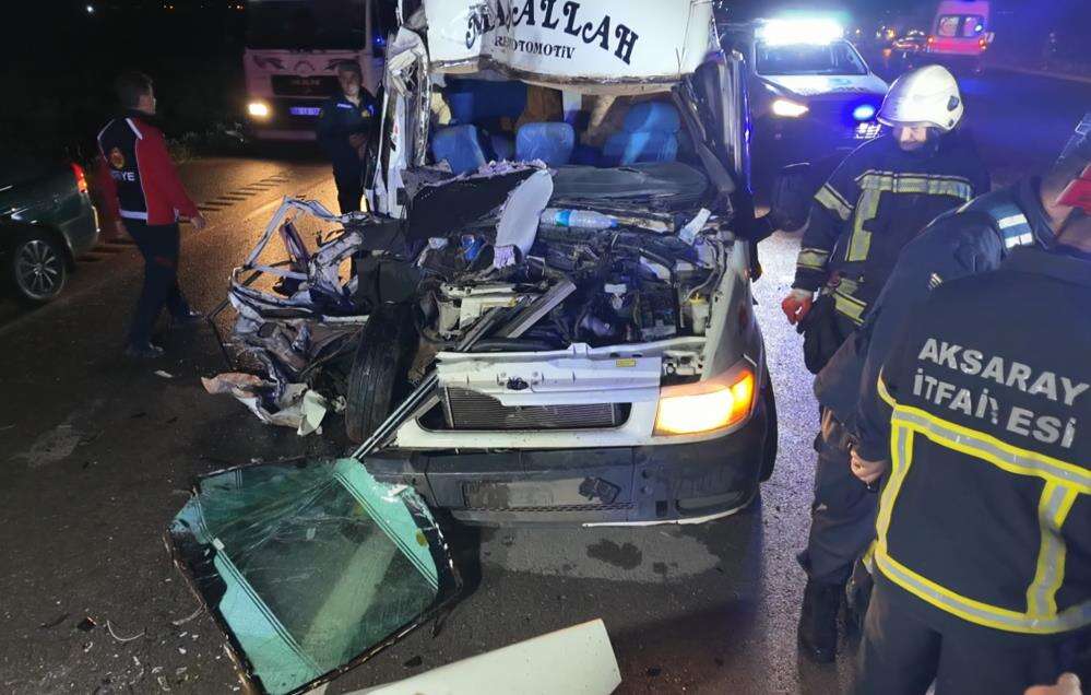 Konya yolunda işçi taşıyan minibüs TIR’a çarptı! Çok sayıda yaralı var 9