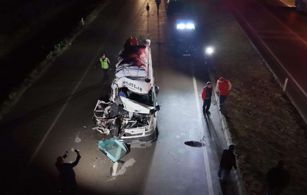 Konya yolunda işçi taşıyan minibüs TIR’a çarptı! Çok sayıda yaralı var 12