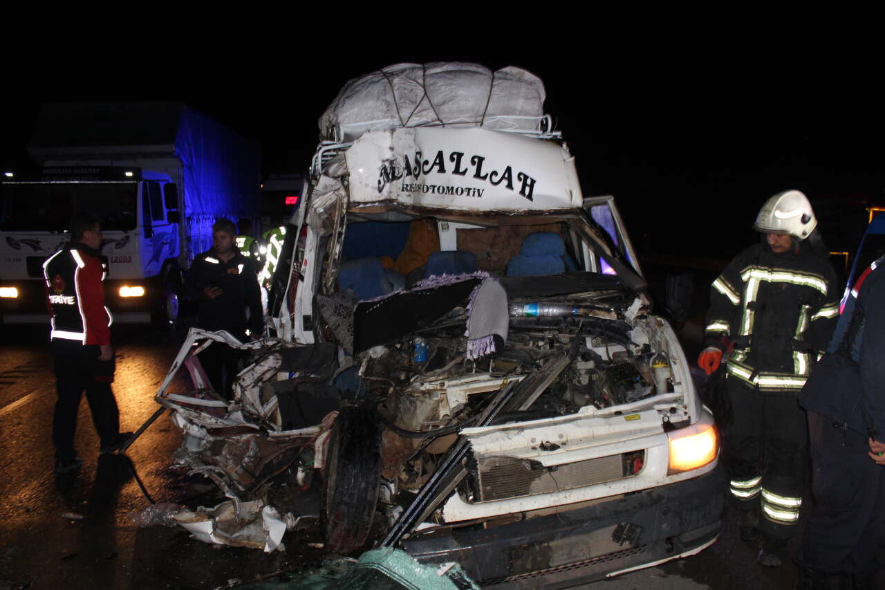 Konya yolunda işçi taşıyan minibüs TIR’a çarptı! Çok sayıda yaralı var 2