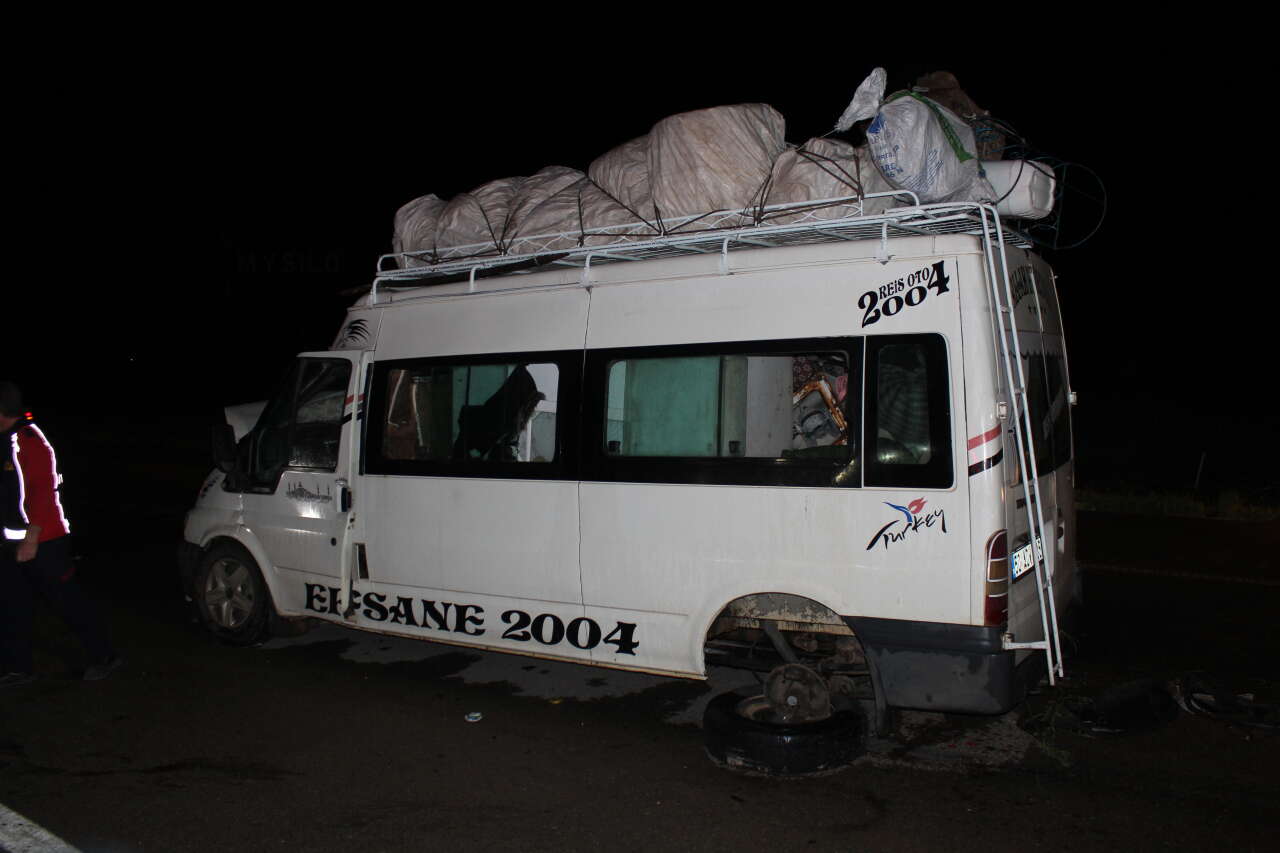 Konya yolunda işçi taşıyan minibüs TIR’a çarptı! Çok sayıda yaralı var 6