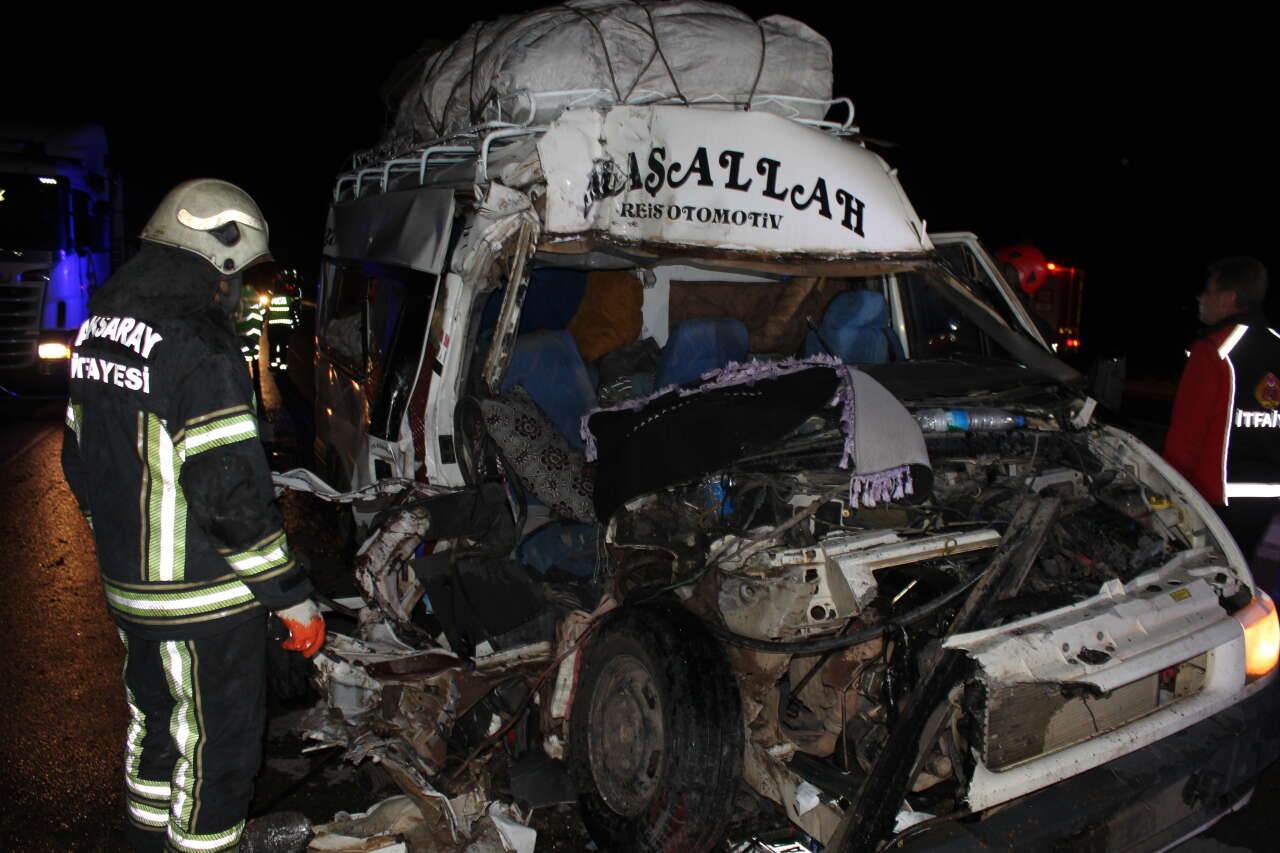 Konya yolunda işçi taşıyan minibüs TIR’a çarptı! Çok sayıda yaralı var 4