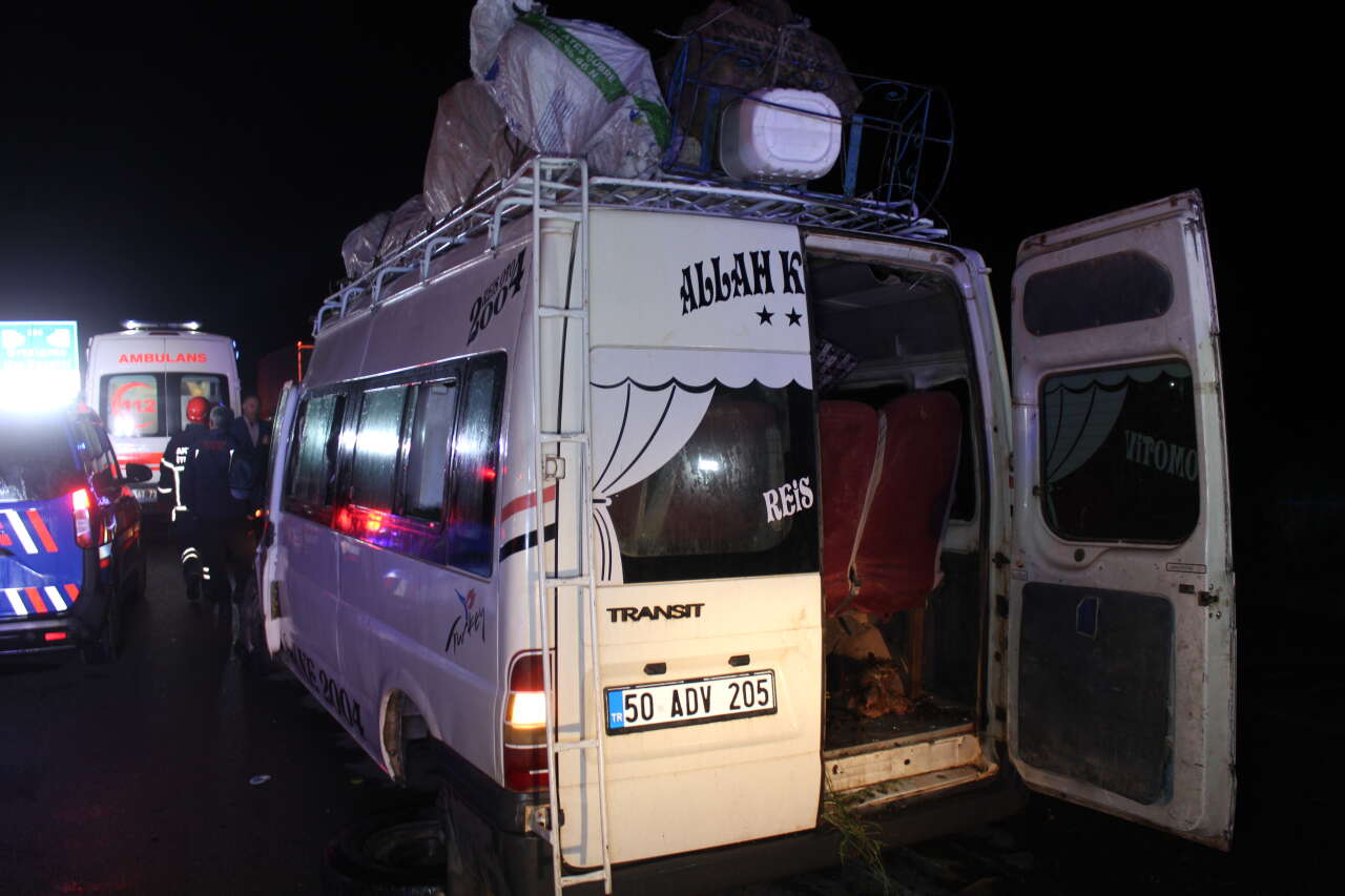 Konya yolunda işçi taşıyan minibüs TIR’a çarptı! Çok sayıda yaralı var 13