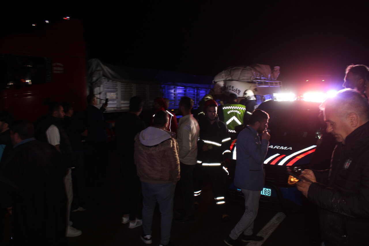 Konya yolunda işçi taşıyan minibüs TIR’a çarptı! Çok sayıda yaralı var 17