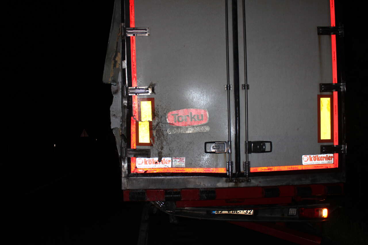 Konya yolunda işçi taşıyan minibüs TIR’a çarptı! Çok sayıda yaralı var 15