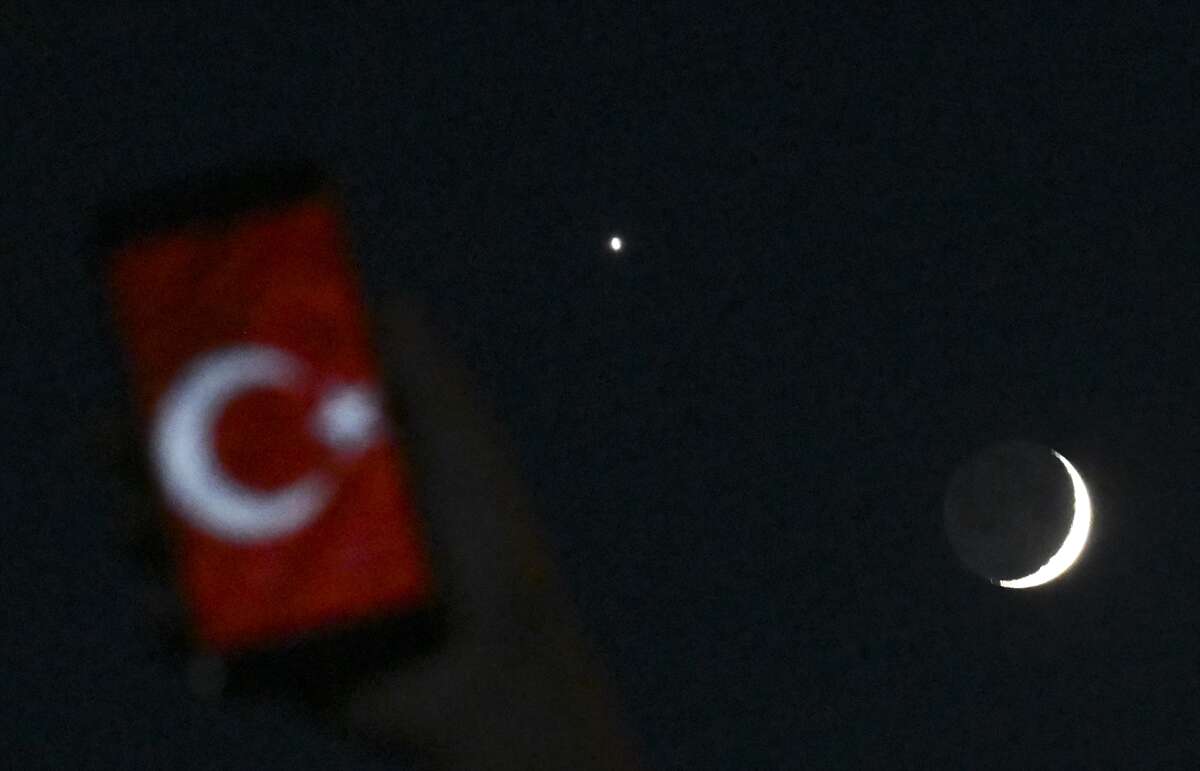 Gökyüzünün en huzurlu imzası! Hilal ve Venüs aynı karede buluştu 22
