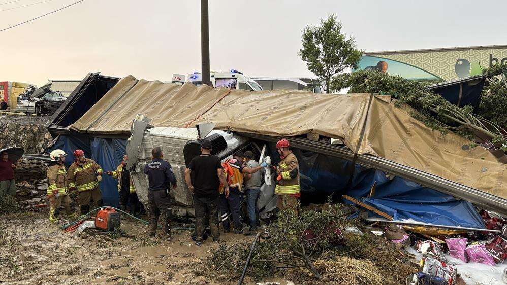 Kula'da TIR’lar ve otomobil birbirine girdi! 2 kişi öldü, 4 kişi yaralandı 1