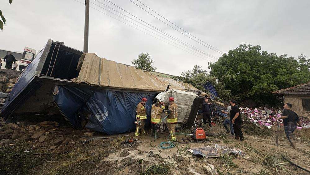 Kula'da TIR’lar ve otomobil birbirine girdi! 2 kişi öldü, 4 kişi yaralandı 2