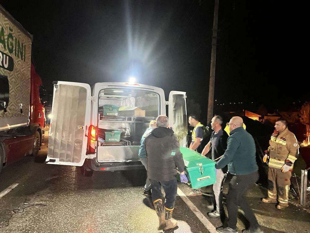 Kula'da TIR’lar ve otomobil birbirine girdi! 2 kişi öldü, 4 kişi yaralandı 9