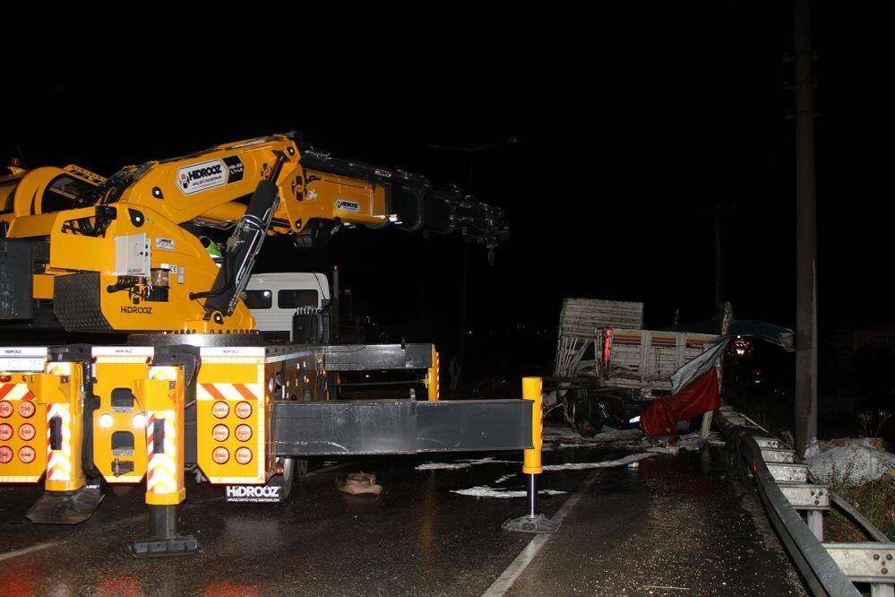 Kula'da TIR’lar ve otomobil birbirine girdi! 2 kişi öldü, 4 kişi yaralandı 11