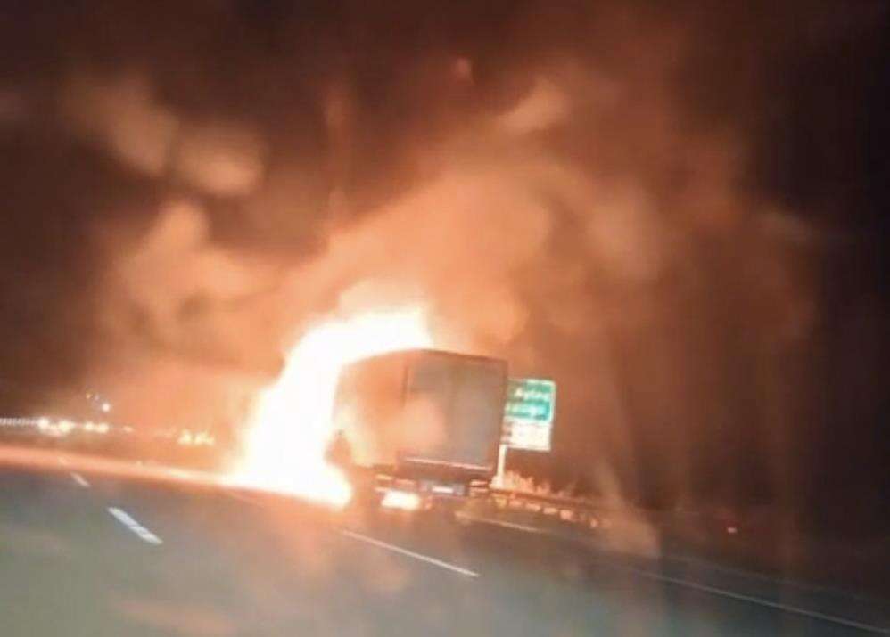 Tavuk yüklü TIR alev alev yandı 13