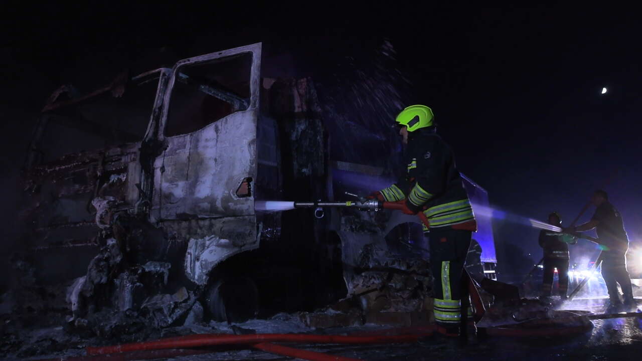 Tavuk yüklü TIR alev alev yandı 11
