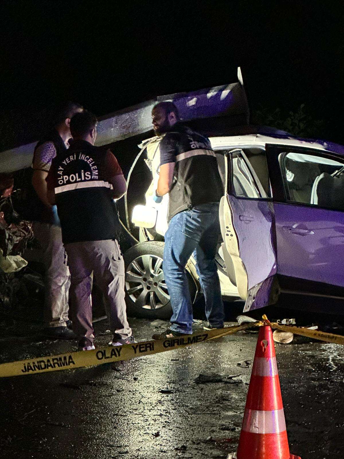 Zincirleme kazada can pazarı! Araçlar alev aldı: 3 ölü, 4 yaralı 1