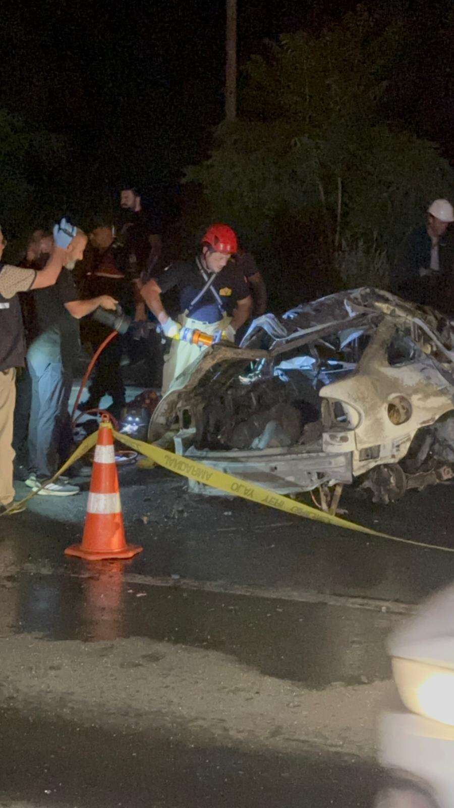 Zincirleme kazada can pazarı! Araçlar alev aldı: 3 ölü, 4 yaralı 4