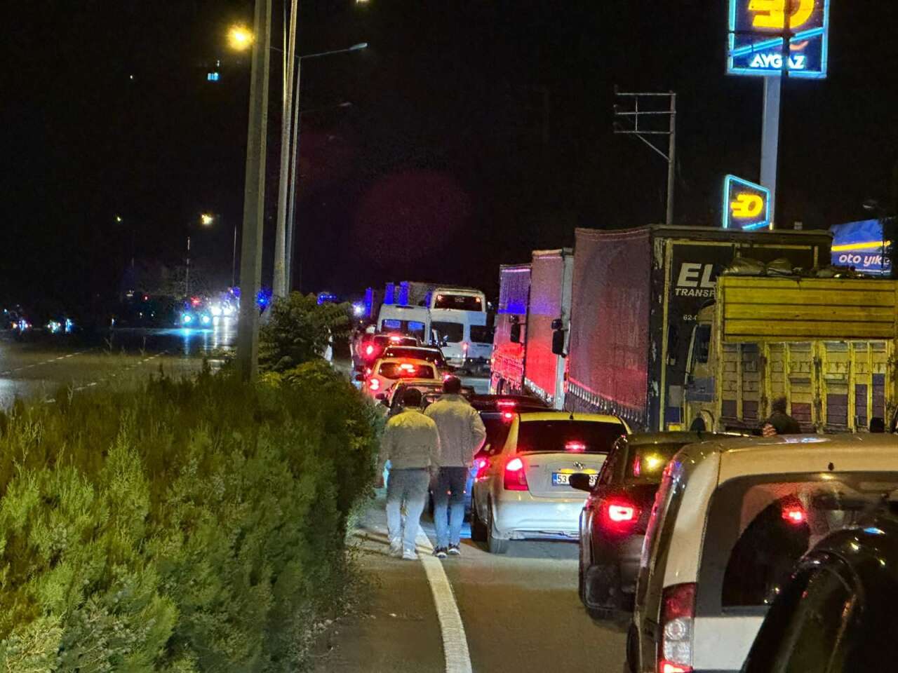 Zincirleme kazada can pazarı! Araçlar alev aldı: 3 ölü, 4 yaralı 8