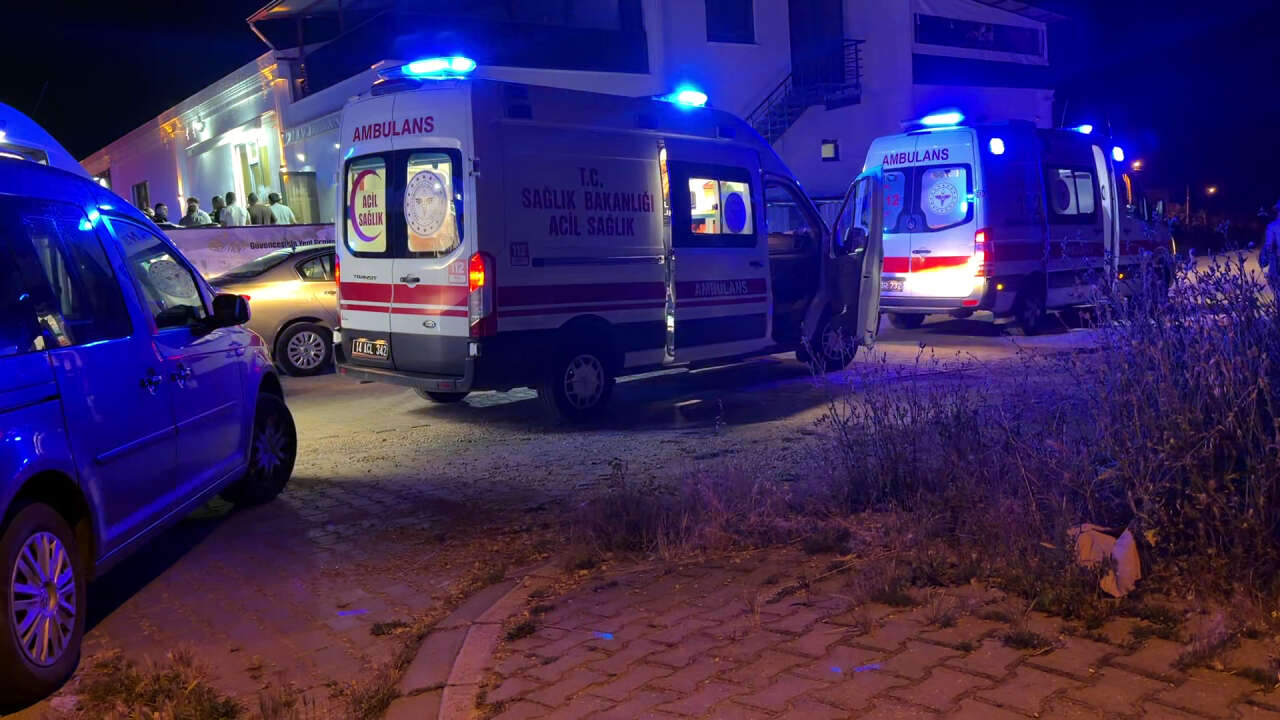 Düğünde gelin ve damat tarafı birbirine girdi! Damat dahil 3 yaralı var 1