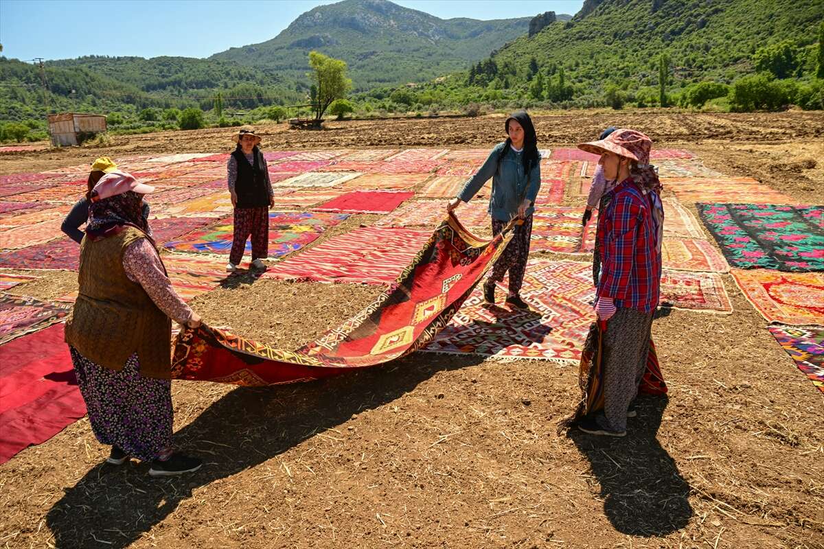 5 bin el dokuması halıyla kaplanan tarlalar görenleri hayran bırakıyor 9