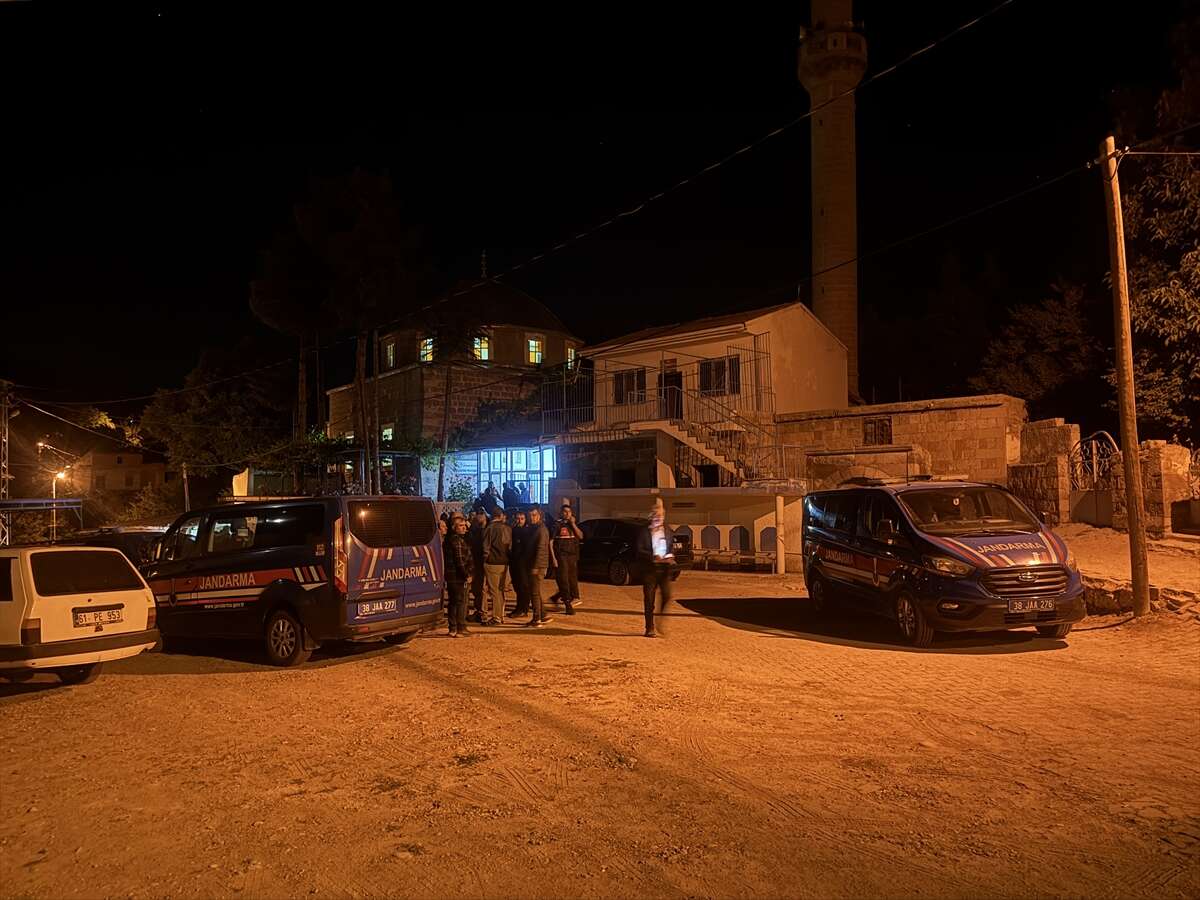 Cami avlusunda bıçaklı saldırı! 2 kişi öldürüldü 5