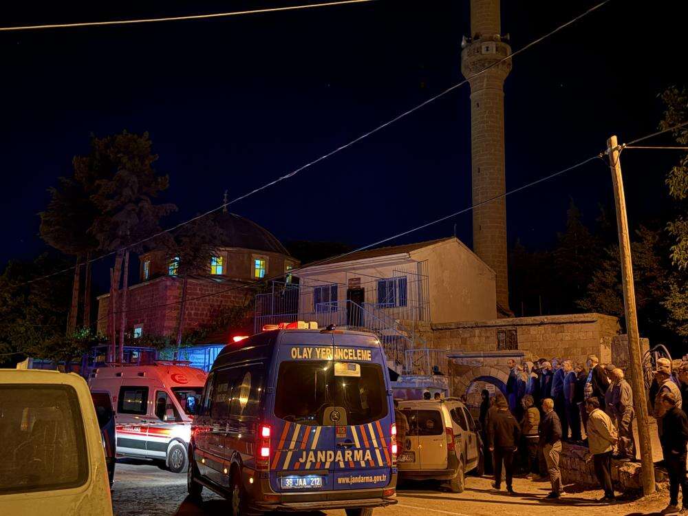 Cami avlusunda bıçaklı saldırı! 2 kişi öldürüldü 7